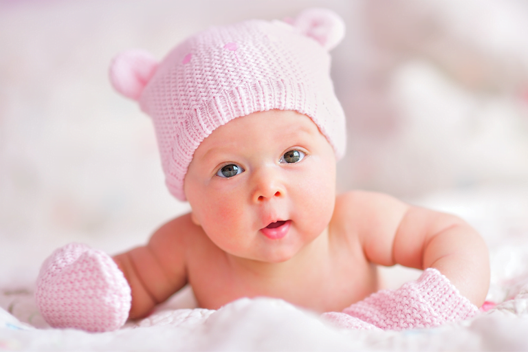 Uma foto de um bebê com cor rosa para os primeiros 1000 dias