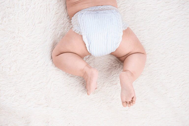 Bebê deitado de barriga para baixo para artigo sobre assaduras no bebê