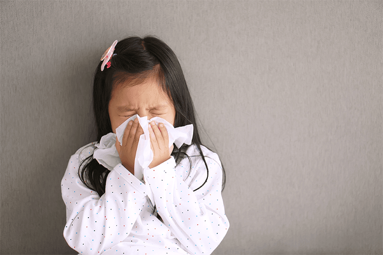 Uma criança com infecção de vias aéreas respiratórias em um fun