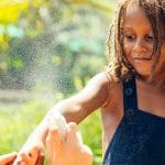 Os cuidados com a pele infantil no verão