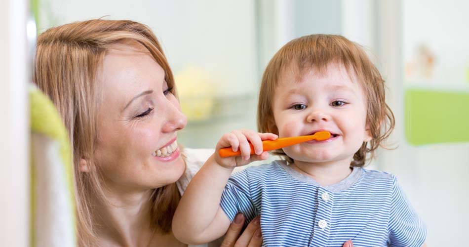 Mãe e filho em o que causa cárie em bebes