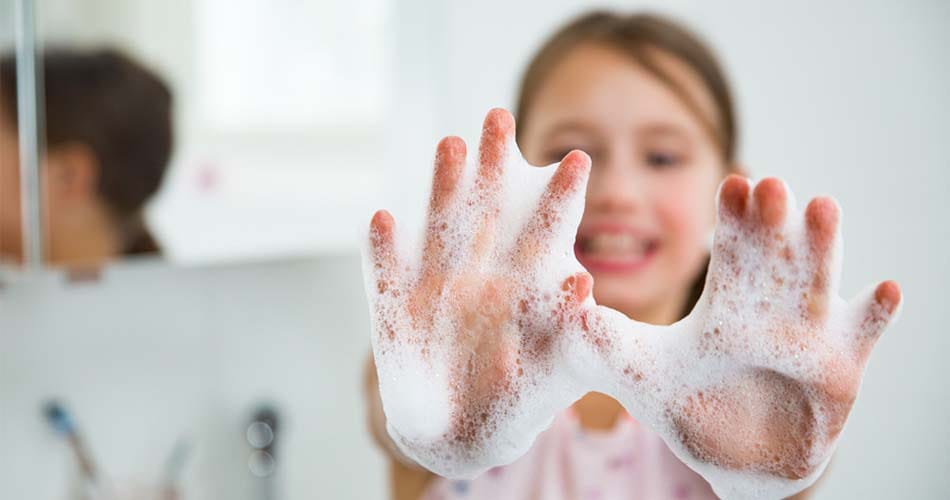 Menina lavando as mãos Como estimular os hábitos de higiene infantil